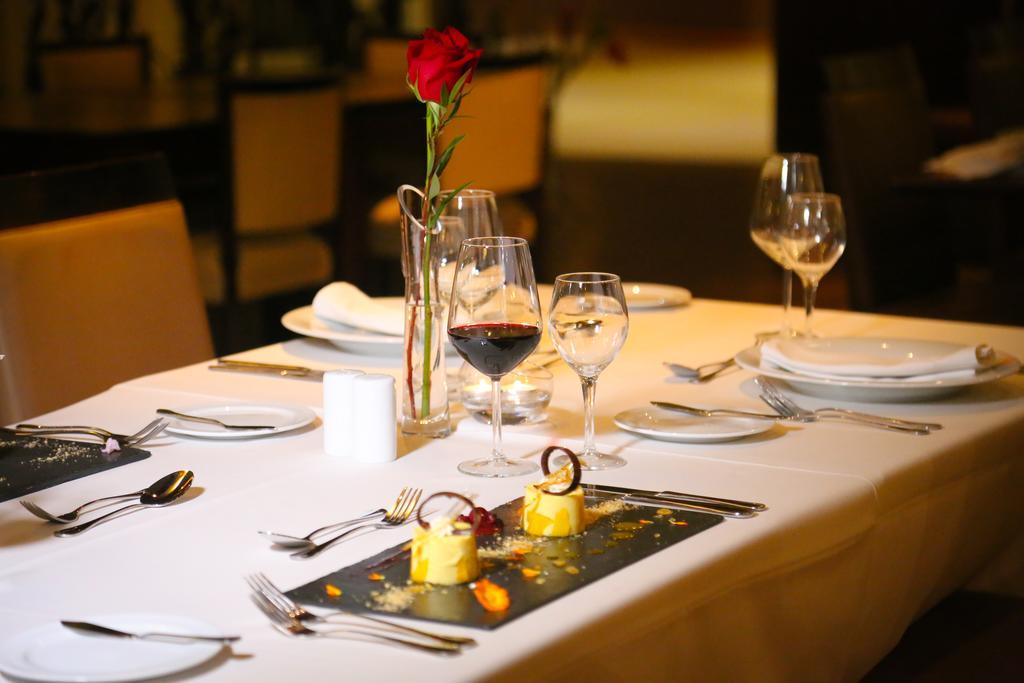 Mds Hotel Калама Экстерьер фото A restaurant table set for fine dining