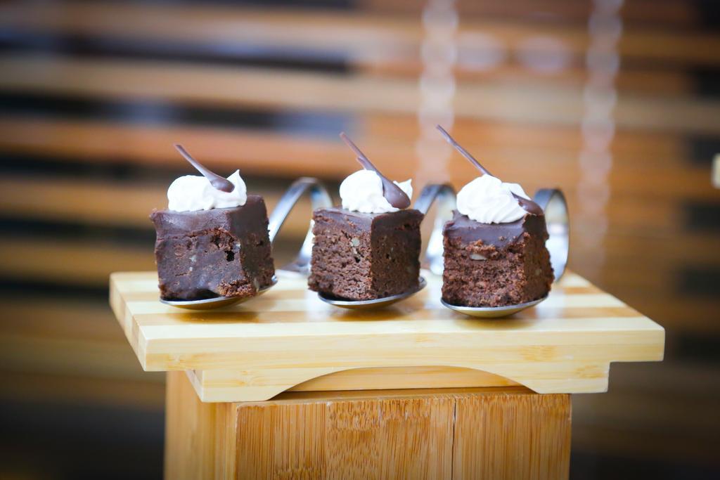 Mds Hotel Калама Экстерьер фото Chocolate cake