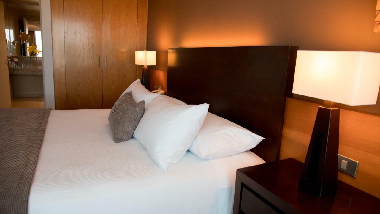Mds Hotel Калама Экстерьер фото A bed with pillows